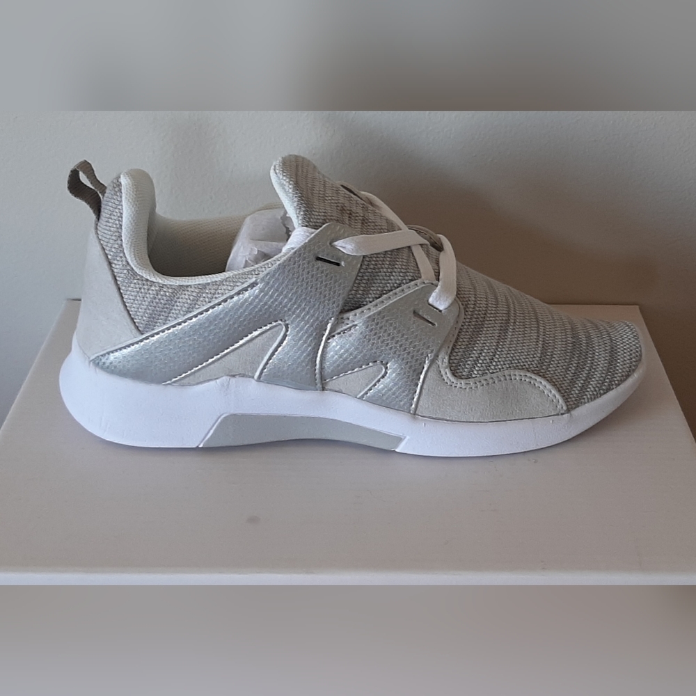 Sneakers ~ Size 6
